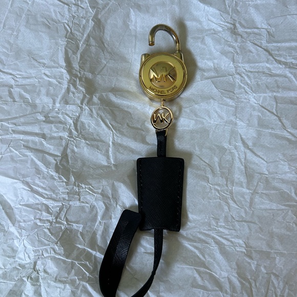 Michael Kors Lock/Key With strap - Picture 3 of 3